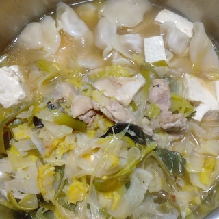 くたくたに煮込んだ野菜と水餃子入り鶏鍋